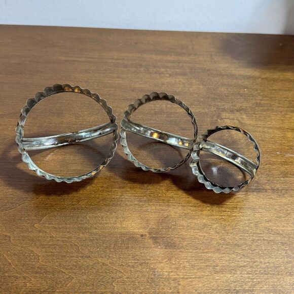 Vintage Set of 3 Metal Scalloped Edge Biscuit Cookie Cutters With Handles - Picture 5 of 8